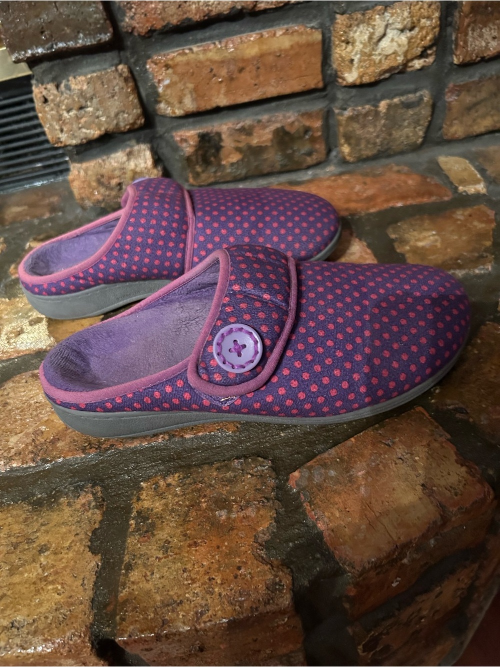 Vionic Slippers. - Picture 4 of 5